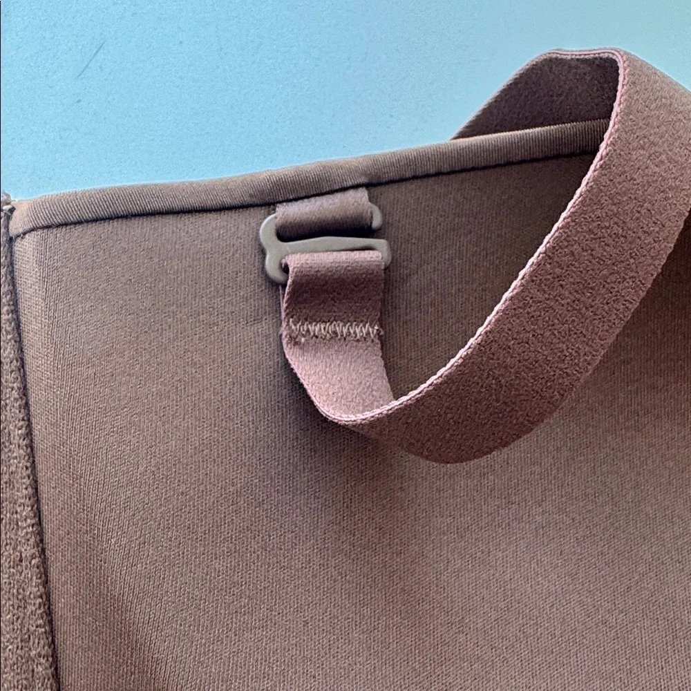 SKIMS Molded Bra - Brown/Mocha 32DD - Picture 4 of 6